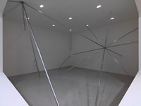 François Morellet, Structure infinie de tétraèdres limitée par les murs, sol, plafond d’une pièce, 1971